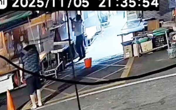 ▲桃園市南門市場昨晚大火起火前，有攤商發現起火後企圖以滅火器與水桶滅火。（圖／民眾提供）