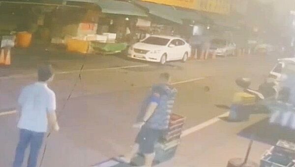 ▲桃園市南門市場昨晚大火起火前，有攤商協助滅火未果，只能打電話向消防隊求援，眼睜睜看著大火延燒。（圖／民眾提供）