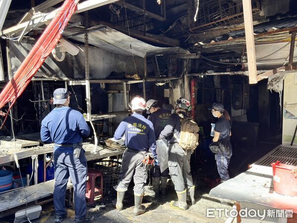 ▲桃園市南門市場大火，今天上午消防局火調科鑑識人員到現場勘驗起火點。（圖／記者沈繼昌攝）