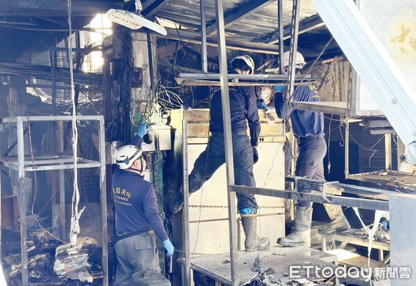 ▲桃園市南門市場大火，消防局火調科人員在現場場勘驗起火點焚毀的電線部分。（圖／記者沈繼昌攝）