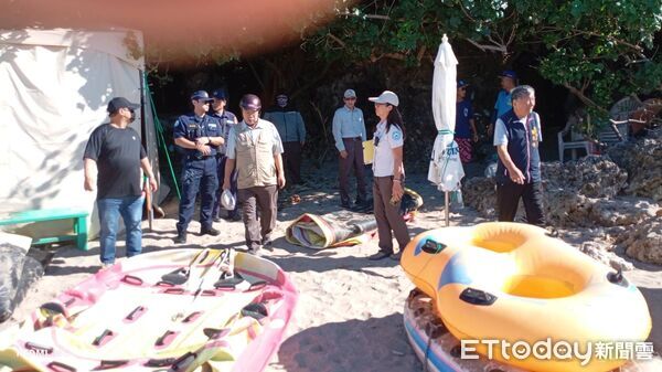 ▲墾管處拆除沙灘違規佔用棚架。（圖／墾管處提供）