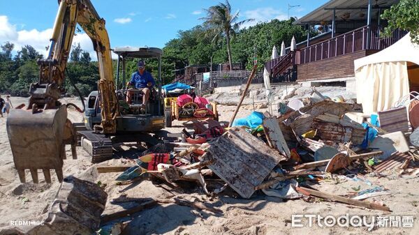 ▲墾管處拆除沙灘違規佔用棚架。（圖／墾管處提供）
