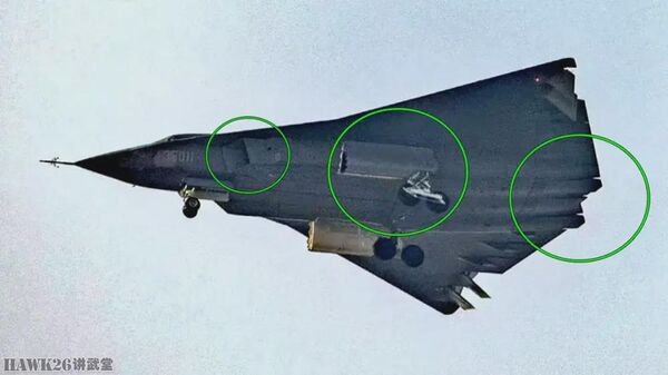 ▲▼殲-36第一架原型機的試飛照片，綠圈標記了與第二架原型機明顯不同的區域。（圖／翻攝自「HAWK26講武堂」）