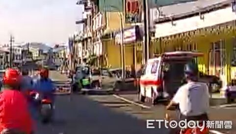 ▲73歲婦人騎機車變換車道時被後方汽車輾斃。（圖／記者翁伊森翻攝）