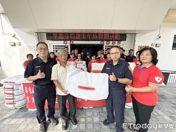 ▲里港警結合志工、地方送暖。（圖／記者陳崑福翻攝）