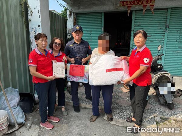 ▲里港警結合志工、地方送暖。（圖／記者陳崑福翻攝）