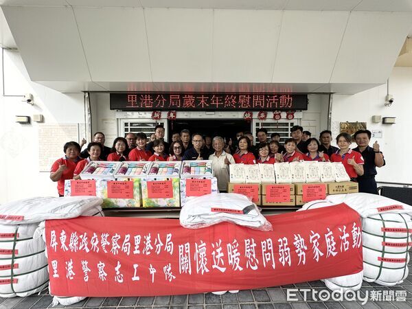 ▲里港警結合志工、地方送暖。（圖／記者陳崑福翻攝）