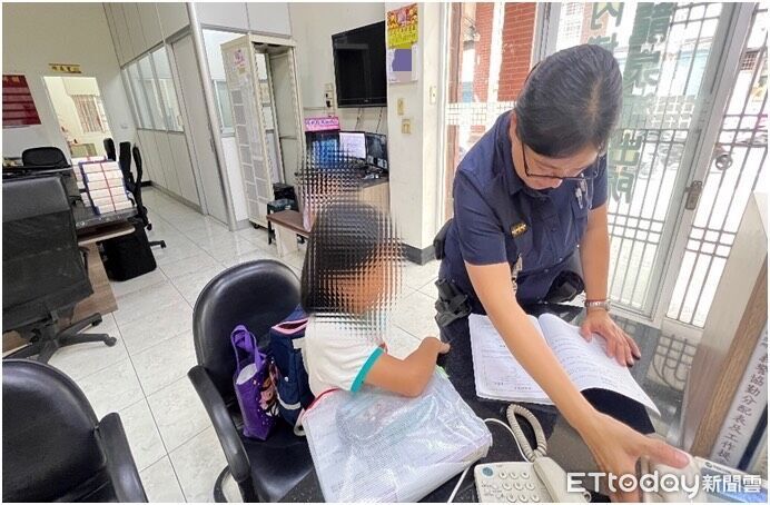 小姊妹放學等嘸媽媽！暖警送餅乾陪寫功課　助團圓畫面超溫馨