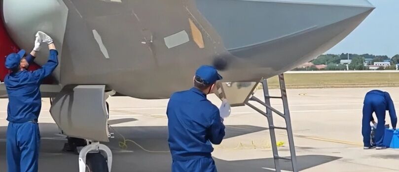 殲-20髒了用紙巾擦？　新隱身塗層0.1毫米可抗千度高溫