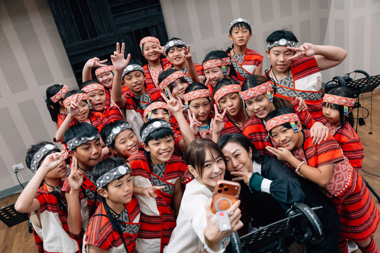 ▲▼黃韻玲、賈永婕與嘉興國小「拿互依＆馬胎兒童合唱團」共同獻聲錄製跨年煙火音樂。（圖／北流提供）