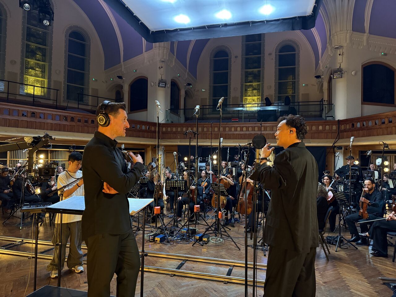 ▲陳奕迅親赴倫敦打造《K歌之王 AIR》管弦樂版本。（圖／環球提供）