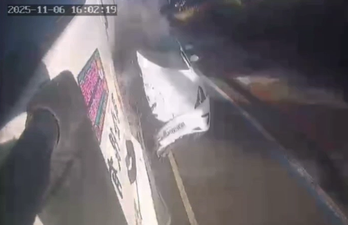 ▲▼屏東特斯拉撞水泥車1死7傷，撞擊畫面曝光。（圖／記者陳崑福翻攝）