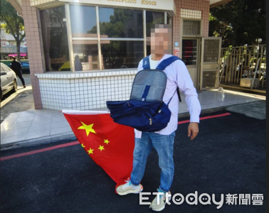 陸男帶五星旗闖金門！縣府前發「統一台灣」傳單　遭強制驅逐出境
