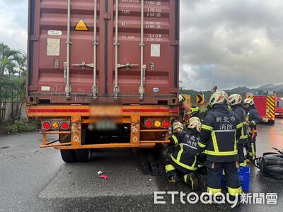 快訊／新北瑞芳車禍！聯結車與機車碰撞　騎士卡輪下命危
