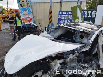 快訊／開特斯拉載老婆、2孩　屏東30多歲男駕駛連環撞送醫不治