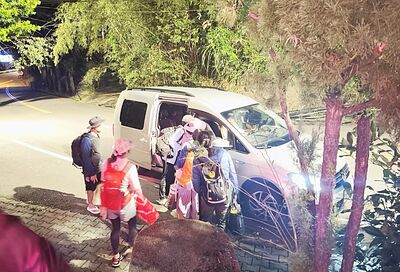 攀北插天山25登山客「遊覽車拋錨受困」 大溪警緊急救援