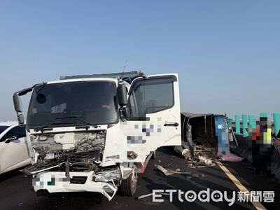 國1安定段3車連環撞! 小貨車被夾擊翻覆1人送醫