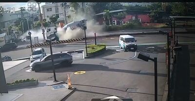 另一視角曝！屏東特斯拉高速撞水泥車噴飛　再衝撞機車釀1死7傷