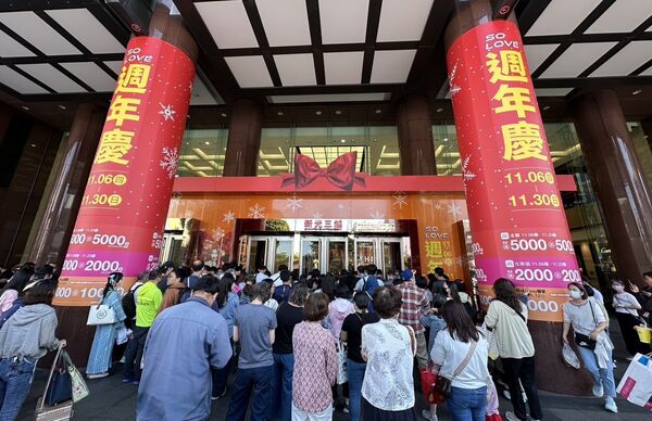 ▲新光三越第三波周年慶開跑，台南新天地、台北DT與高雄左營店三館現人潮。（圖／業者提供）