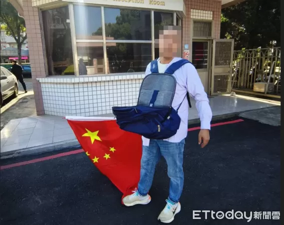 ▲▼    中國男扛五星旗闖金門縣府灑「統一台灣」傳單，遭驅逐出境         。（圖／記者鄭逢時翻攝）