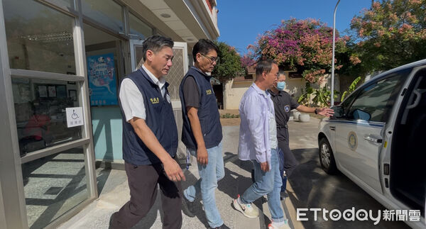 ▲▼    中國男扛五星旗闖金門縣府灑「統一台灣」傳單，遭驅逐出境         。（圖／記者鄭逢時翻攝）