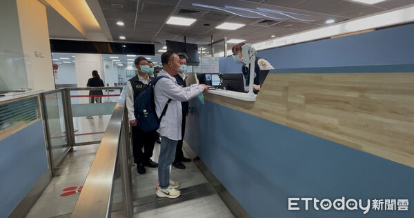 ▲▼    中國男扛五星旗闖金門縣府灑「統一台灣」傳單，遭驅逐出境         。（圖／記者鄭逢時翻攝）