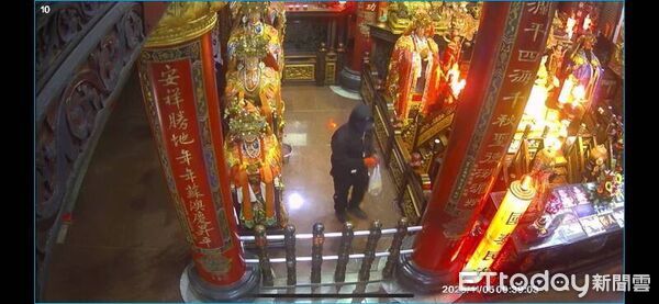 ▲▼陳嫌（灰上衣）投資失利鋌而走險洗劫珊瑚媽祖珠寶前，透露感應到媽祖要他「回頭是岸」。（圖／記者游芳男翻攝，下同）