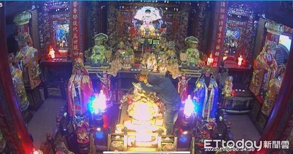 ▲▼陳嫌（灰上衣）投資失利鋌而走險洗劫珊瑚媽祖珠寶前，透露感應到媽祖要他「回頭是岸」。（圖／記者游芳男翻攝，下同）