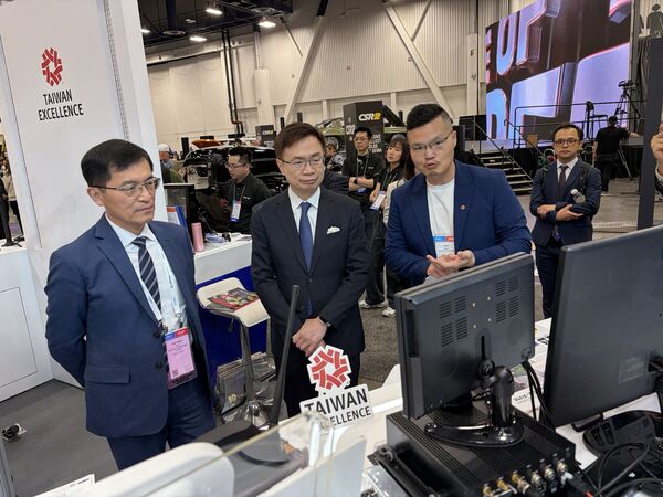 ▲經濟部次長何晉滄、貿協董事長黃志芳經慧友電子導覽，了解我國先進輔助駕駛應用。(圖／貿協提供）