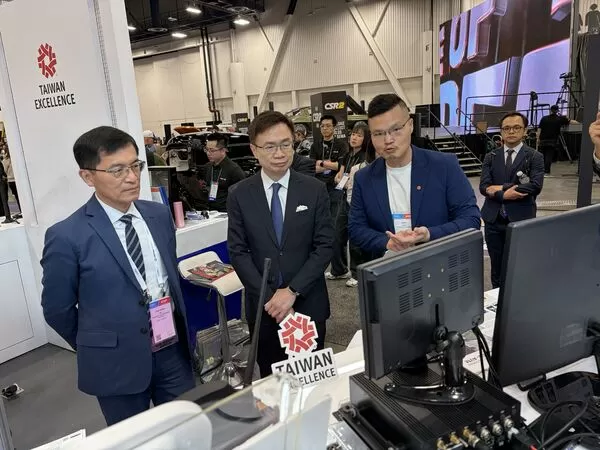 ▲經濟部次長何晉滄、貿協董事長黃志芳經慧友電子導覽，了解我國先進輔助駕駛應用。(圖／貿協提供）