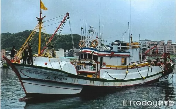 ▲▼「立發168號」今日中午12時51分許於富貴角北方約24海浬處翻覆，船上６名人員仍有3人失蹤         。（圖／記者郭世賢翻攝）