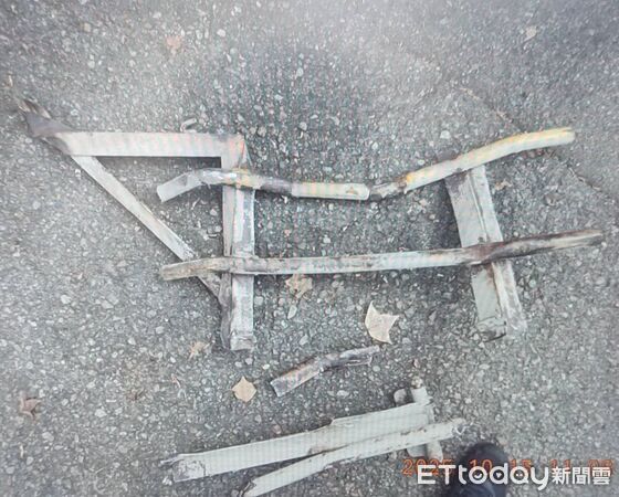 ▲▼車頭慘遭鐵欄杆砸毀，警方追查30車揪出砂石司機。（圖／民眾提供，下同）