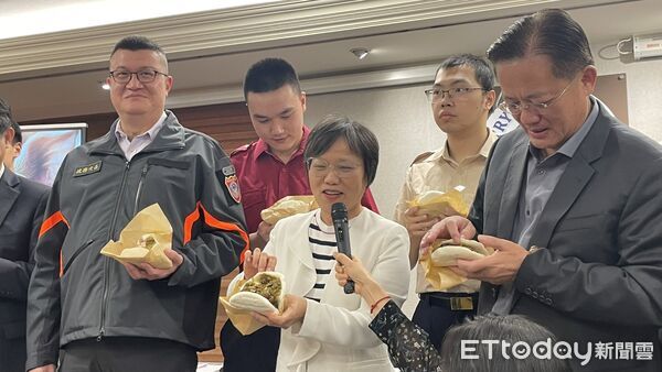 ▲▼內政部長劉世芳記者會吃刈包。（圖／記者陳家祥攝）