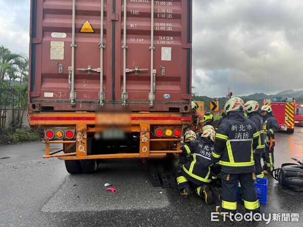 ▲▼     瑞芳嚴重車禍！ 貨櫃車與機車碰撞　騎士卡輪胎底命危        。（圖／記者郭世賢翻攝）