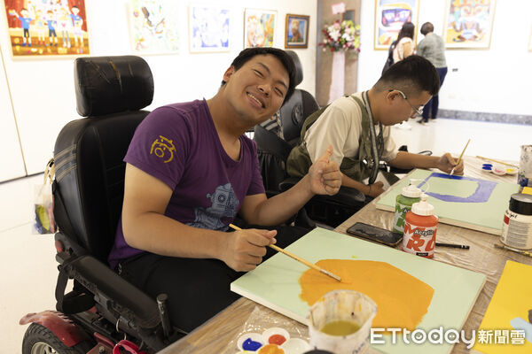 ▲「2025畫圈圈美術獎」將於台中教育大學登場，學生作品以繽紛色彩描繪生命與夢想。（圖／記者游瓊華翻攝）