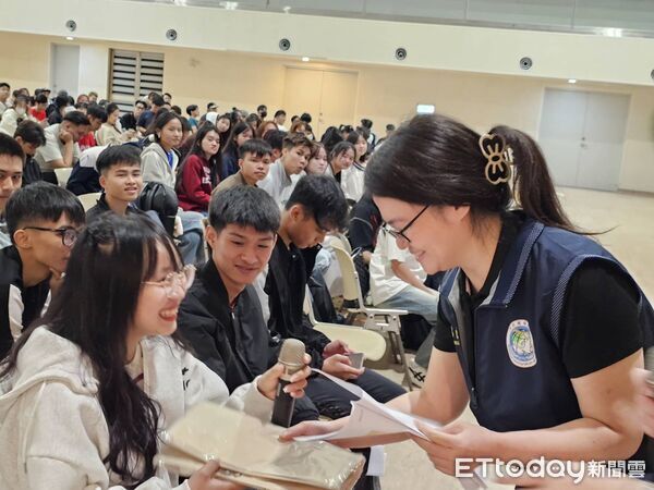 ▲▼移民署前進弘光科大向外籍生宣導人口販運真相及詐騙手法。（圖／移民署提供，下同）