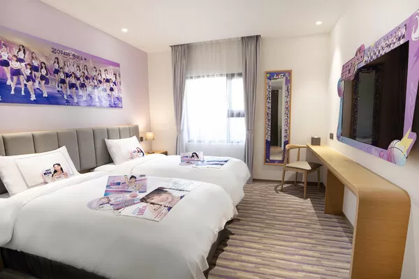 ▲台中鳳凰酒店與浪LIVE電豹女聯手打造主題房，以紫色系與團體形象為設計主軸、入住主題房即贈價值超過3000元浪LIVE電豹女周邊商品組。（圖／雲豹提供）