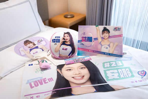 ▲台中鳳凰酒店與浪LIVE電豹女聯手打造主題房，以紫色系與團體形象為設計主軸、入住主題房即贈價值超過3000元浪LIVE電豹女周邊商品組。（圖／雲豹提供）