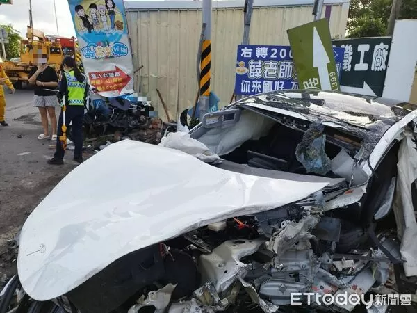▲屏東小客車追撞機車，7人受傷，駕駛困在車內。（圖／記者陳崑福翻攝）