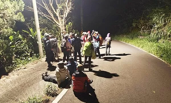 ▲25名登山客昨天晚間因下山遊覽車拋錨受困於復興區卡普部落產道上，最後向大溪警方求助。（圖／大溪警方提供）