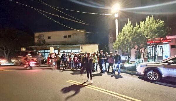 ▲大溪警方分批安排25名登山客到派出所稍事休息。（圖／大溪警方提供）