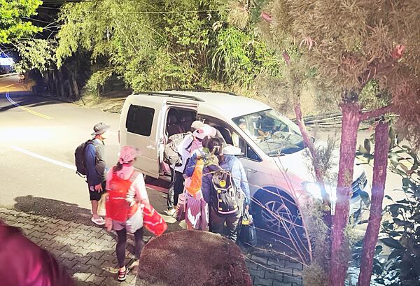 ▲大溪警方與里長安排登山客分批下山，終於順利平安返家。（圖／大溪警方提供）