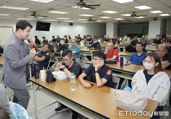 ▲田心喬醫師親臨雲林縣警局，以輕鬆互動方式帶領員警認識壓力與調適之道。（圖／記者游瓊華翻攝）
