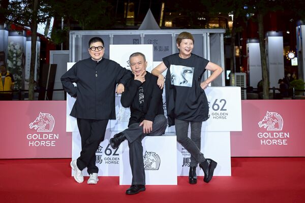 ▲《大濛》擔任金馬影展開幕片，導演陳玉勳，監製葉如芬、李烈，率演員柯煒林、方郁婷、9ｍ88、曾敬驊一同出席開幕儀式。（圖／金馬執委會提供）