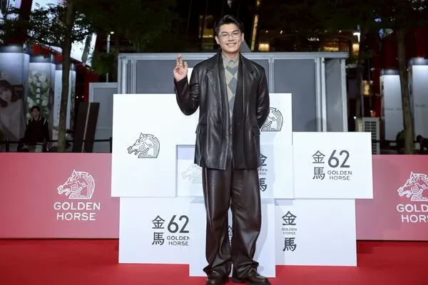 ▲《大濛》擔任金馬影展開幕片，導演陳玉勳，監製葉如芬、李烈，率演員柯煒林、方郁婷、9ｍ88、曾敬驊一同出席開幕儀式。（圖／金馬執委會提供）