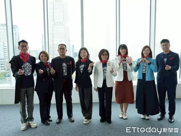 ▲照片當中康裕成跟曾俊傑兩人牽手             。（圖／記者吳奕靖翻攝）