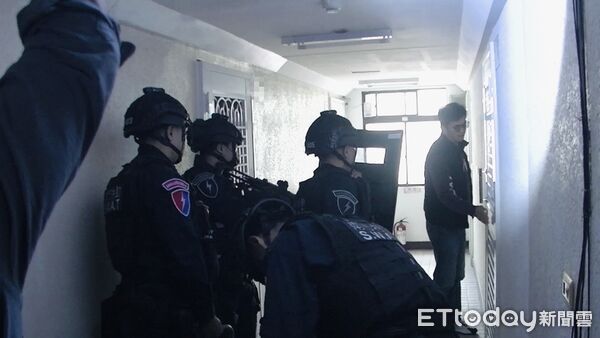 ▲台南市刑大執行「安居緝毒」專案，跨縣市查緝依託咪酯販毒集團。（記者林東良翻攝，下同）