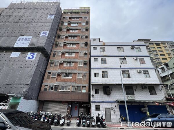 ▲▼      三重公寓傾斜受災戶       。（圖／記者項瀚攝）