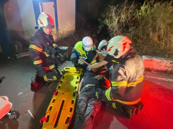 ▲彰化花壇鄉6日晚間發生騎士離奇自撞重傷昏迷。（圖／消防提供）