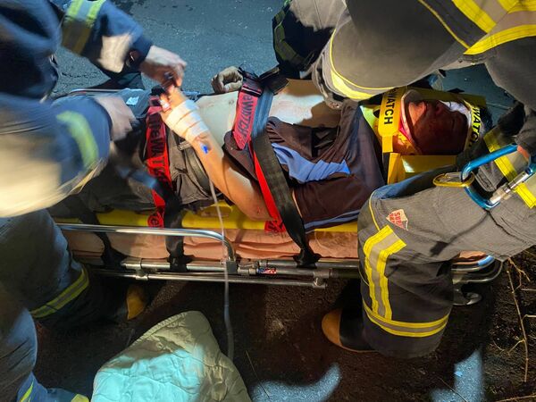 ▲彰化花壇鄉6日晚間發生騎士離奇自撞重傷昏迷。（圖／消防提供）